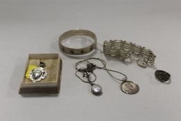 A COLLECTION OF SILVER JEWELLERY TO INCLUDE A GATE BRACELET, BANGLE ETC