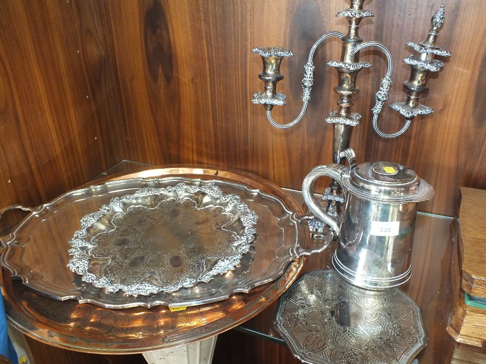 A COLLECTION OF SILVER PLATED METALWARE TO INCLUDE A LARGE LIDDED TANKARD INSET WITH COIN TO LID,
