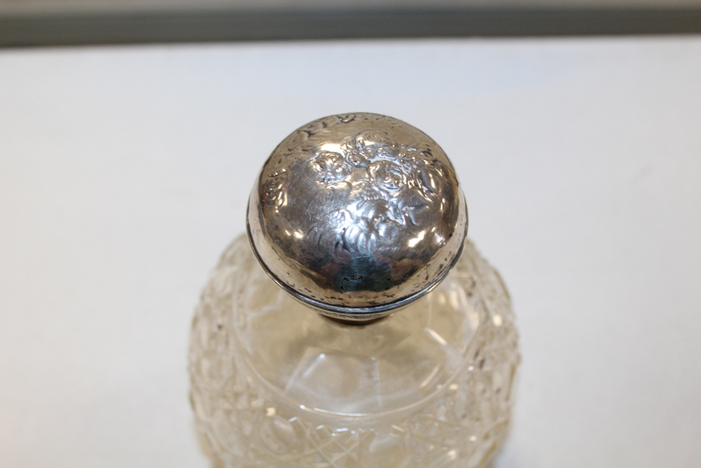 A LARGE HALLMARKED SILVER TOPPED SCENT BOTTLE - CHESTER 1910 - Image 2 of 3