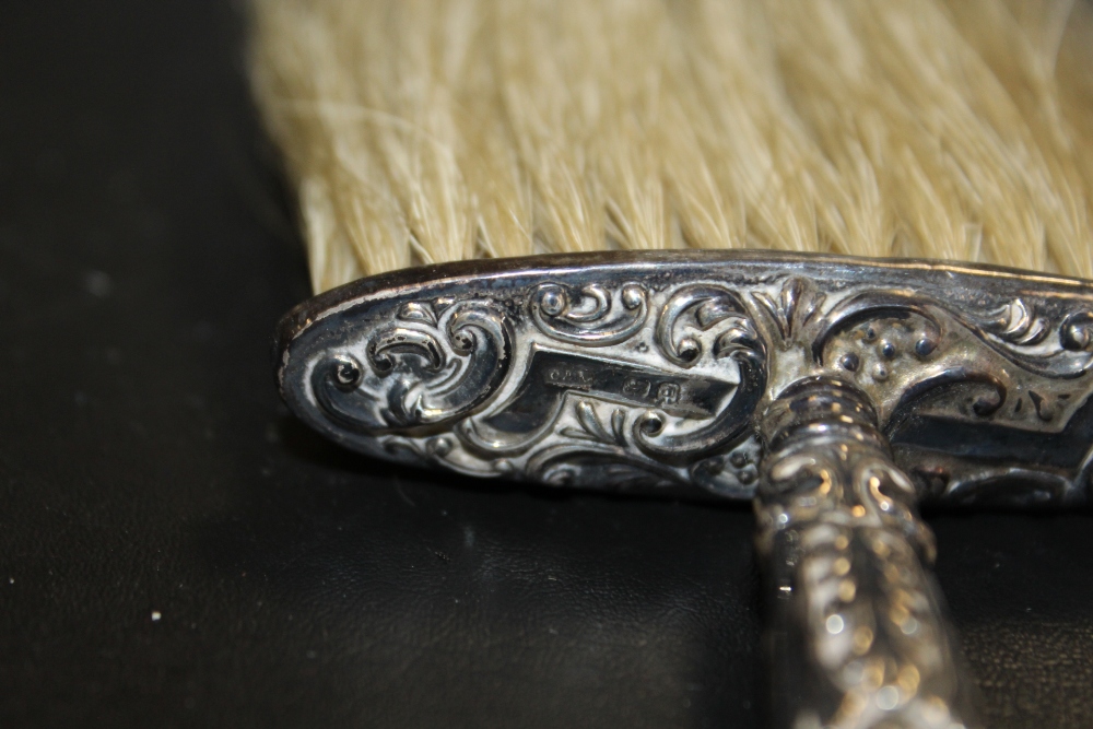 AN ANTIQUE SILVER TABLE BRUSH - BIRMINGHAM 1903 - Image 3 of 3