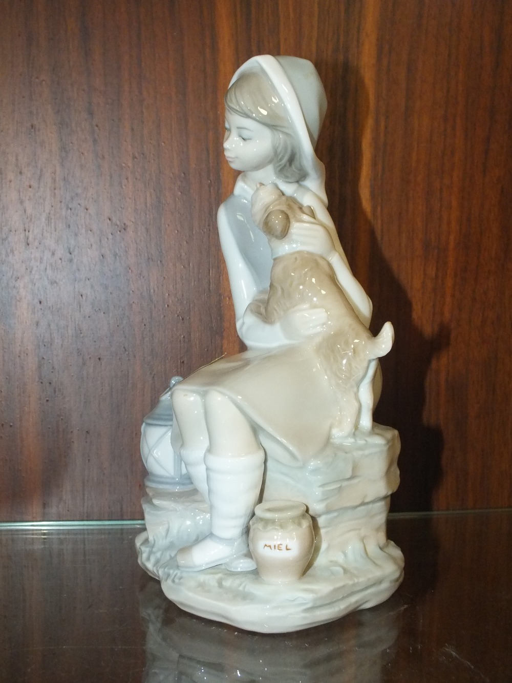 THREE LARGE LLADRO FIGURES COMPRISING OF A BOY WITH A CROSS, A SEATED CHERUB AND A SEATED LADY - Image 3 of 4