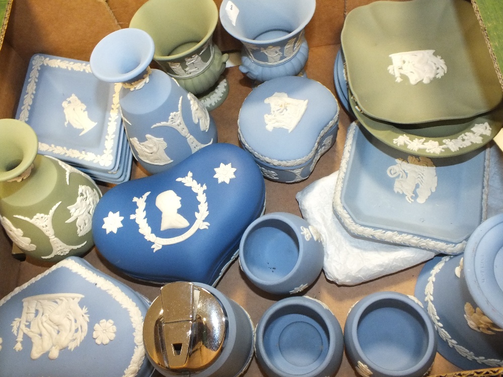 A SMALL TRAY OF ASSORTED WEDGWOOD JASPERWARE TO INCLUDE A TABLE LIGHTER, VASES PIN DISHES ETC (25) - Image 2 of 2