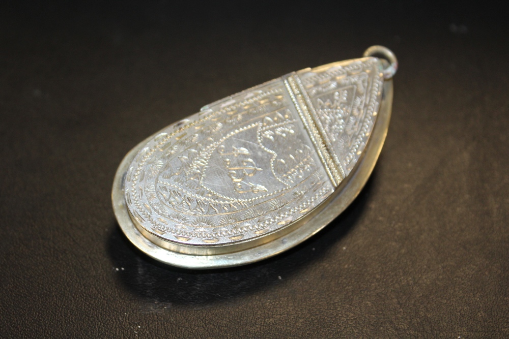 AN ANTIQUE MUSSEL SHELL SNUFF BOX - Image 2 of 3
