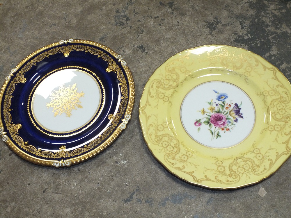 A COLLECTION OF GILDED CABINET PLATES TO INCLUDE AYNSLEY ORCHARD GOLD, AYNSLEY COBALT BLUE, CRESCENT - Image 2 of 4