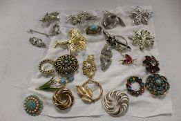 A COLLECTION OF VINTAGE AND MODERN BROOCHES TO INCLUDE A BUTTERFLY SHAPED EXAMPLE (23 APPROX)