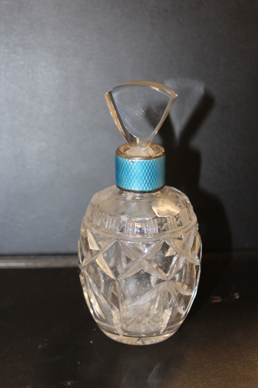 A SILVER AND ENAMEL MOUNTED GLASS SCENT BOTTLE - Image 2 of 4