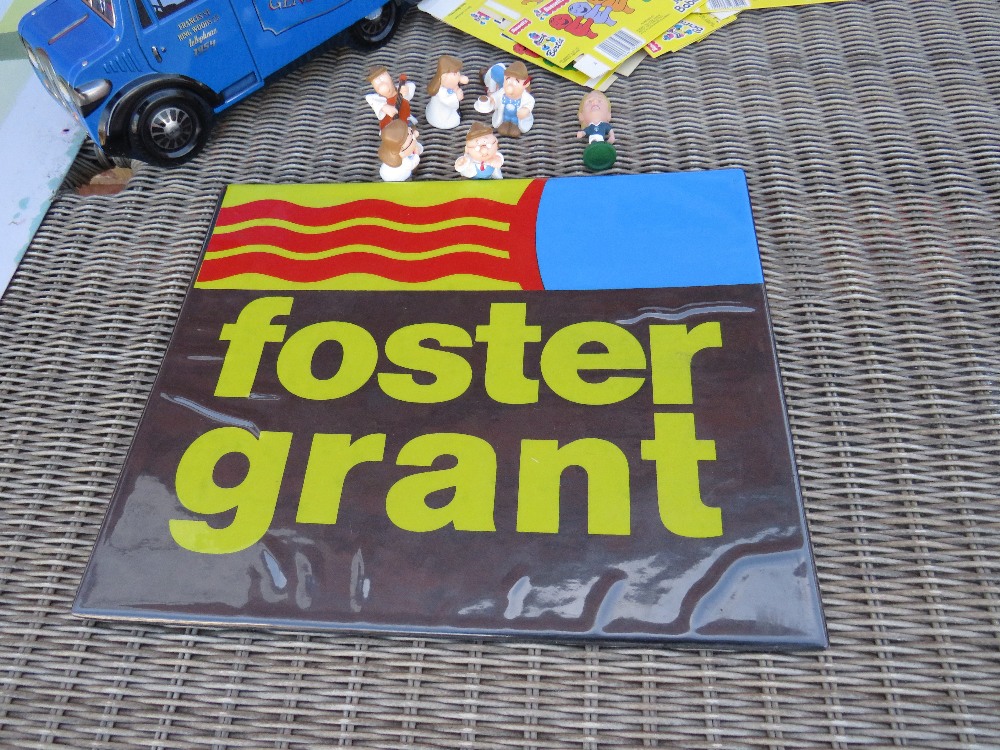 A SELECTION OF VINTAGE ADVERTISING ITEMS TO INCLUDE FOSTER GRANTS SIGN ETC AND A MODERN FAB LOLLY ME - Image 4 of 6