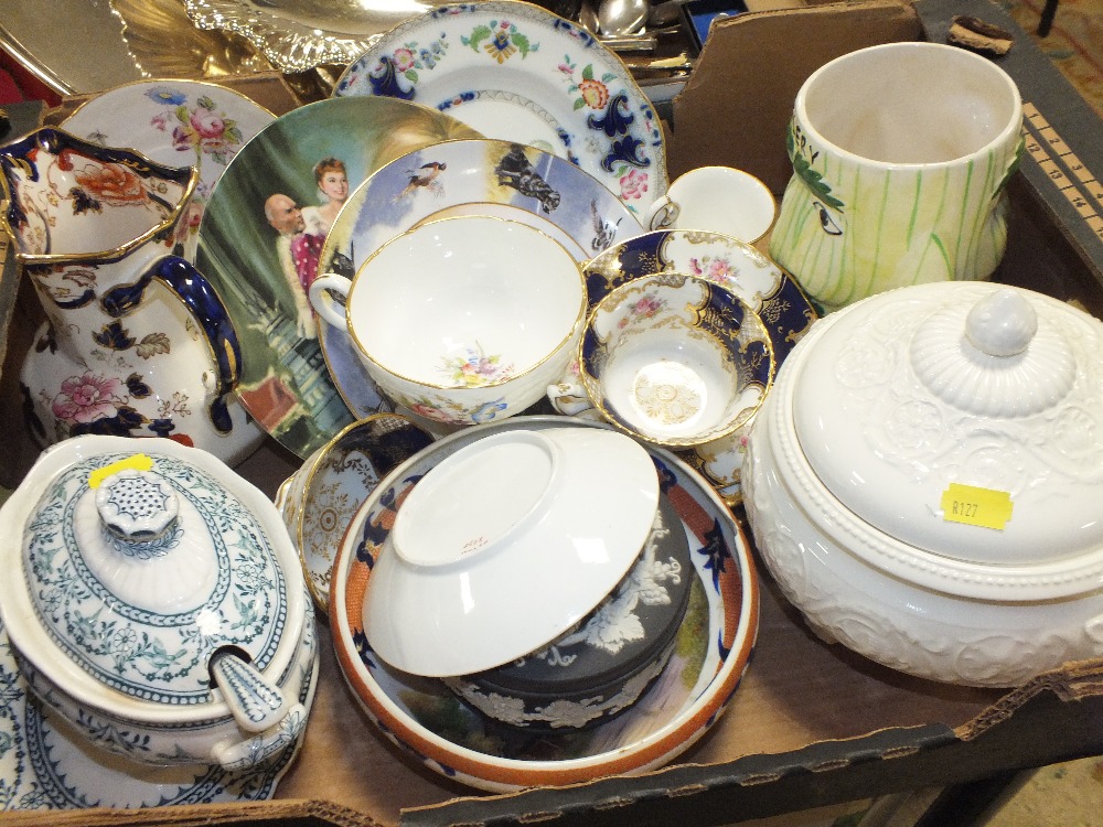 TWO TRAYS OF ASSORTED CERAMICS AND CHINA TO INCLUDE VINTAGE COALPORT CUPS AND SAUCERS, WEDGWOOD,