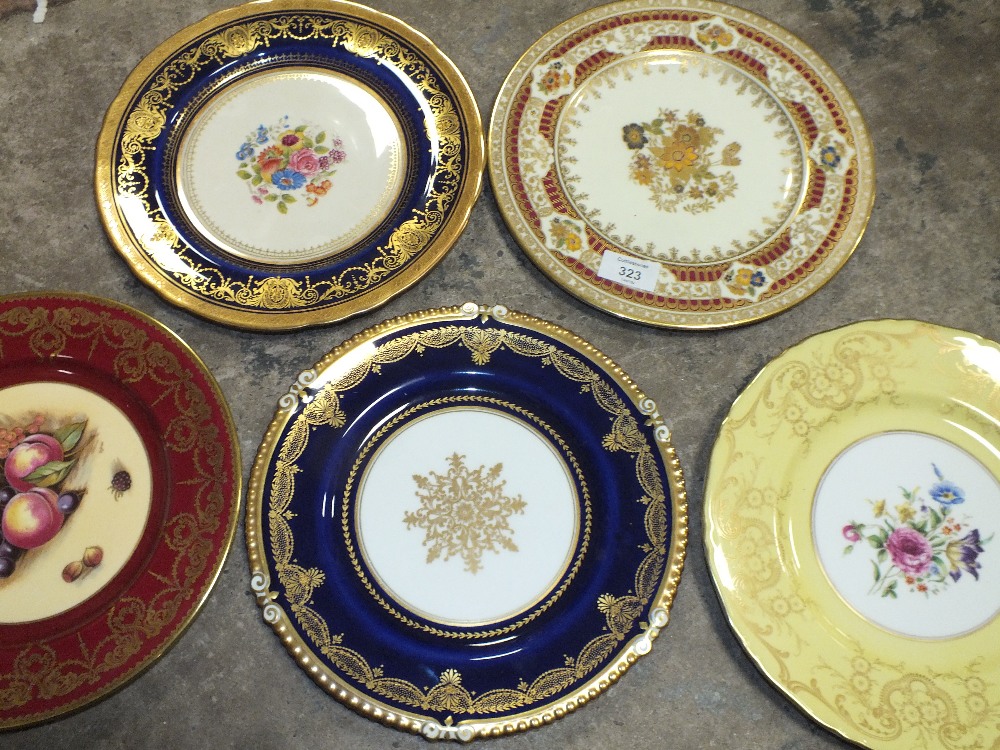 A COLLECTION OF GILDED CABINET PLATES TO INCLUDE AYNSLEY ORCHARD GOLD, AYNSLEY COBALT BLUE, CRESCENT