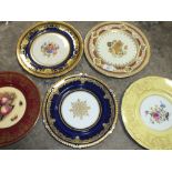 A COLLECTION OF GILDED CABINET PLATES TO INCLUDE AYNSLEY ORCHARD GOLD, AYNSLEY COBALT BLUE, CRESCENT