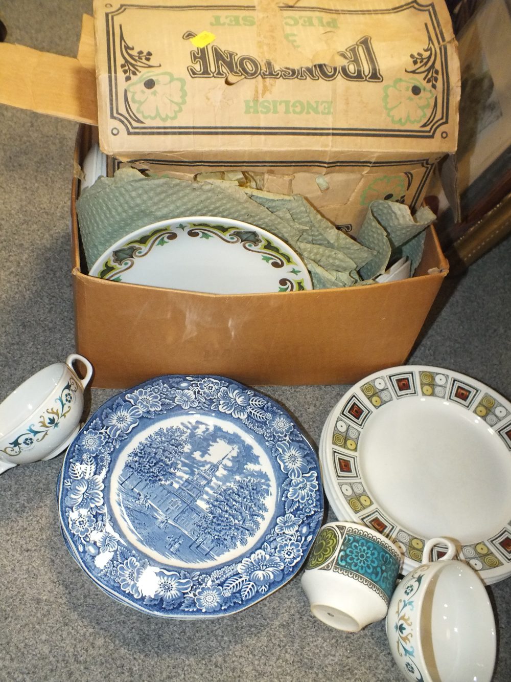 A BOX OF ASSORTED CHINA TO INCLUDE A BOXED IRONSTONE CHINA SET, RETRO DINING PLATES ETC.