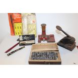 A BOX OF VINTAGE WRITING IMPLEMENTS TO INCLUDE FOUNTAIN PENS TOGETHER WITH A VINTAGE STAMP AND MOUNT