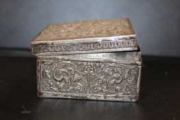 AN UNMARKED WHITE METAL TRINKET BOX AND CONTENTS TO INCLUDE A POCKET WATCH CHAIN A/F