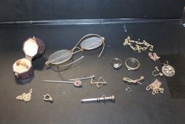 A QUANTITY OF YELLOW METAL COLLECTABLES AND JEWELLERY TO INCLUDE UNMARKED DRESS RINGS, STICK PINS