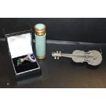 A LARGE VINTAGE VIOLIN BROOCH, SCENT SPRAY AND RINGS