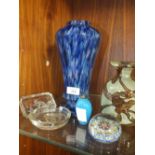A COLLECTION OF STUDIO GLASSWARE ETC. TO INCLUDE A MOTTLED GLASS VASE, MILLEFIORE PAPERWEIGHT, MDINA