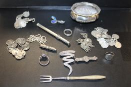 A BAG OF SILVER AND WHITE METAL JEWELLERY AND COLLECTABLES TO INCLUDE COIN BRACELETS, HALLMARKED