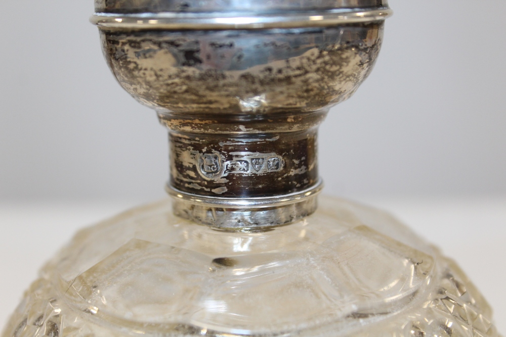 A LARGE HALLMARKED SILVER TOPPED SCENT BOTTLE - CHESTER 1910 - Image 3 of 3