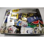 A TIN OF ASSORTED BADGES TO INCLUDE PIN BADGES, AA BADGE ETC