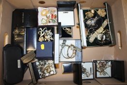 A LARGE TRAY OF ASSORTED COSTUME JEWELLERY TO INCLUDE A QUANTITY OF BROOCHES AND DRESS RINGS