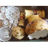 A TRAY OF ASSORTED CERAMICS TO INCLUDE AYNSLEY ORCHARD GOLD, WEDGWOOD WILD STRAWBERRY ETC