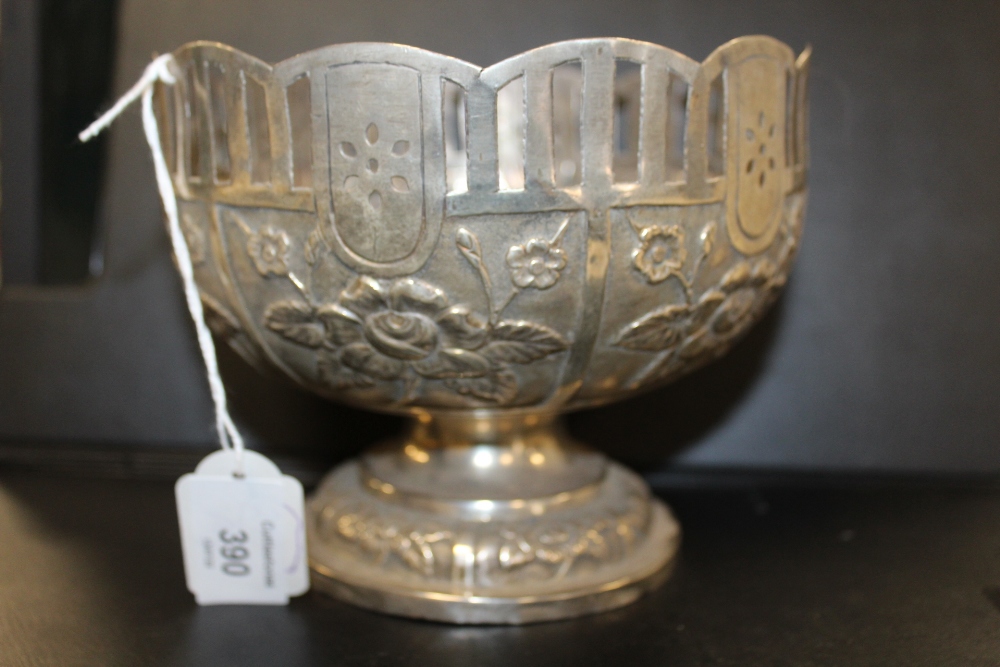 A WHITE METAL PEDESTAL BOWL WITH PIERCED GALLERY - H 13 CM - Image 2 of 4