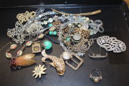 A BOX OF ASSORTED COSTUME JEWELLERY TO INCLUDE VINTAGE BROOCHES, MICRO MOSAIC BRACELET, CHAINS ETC