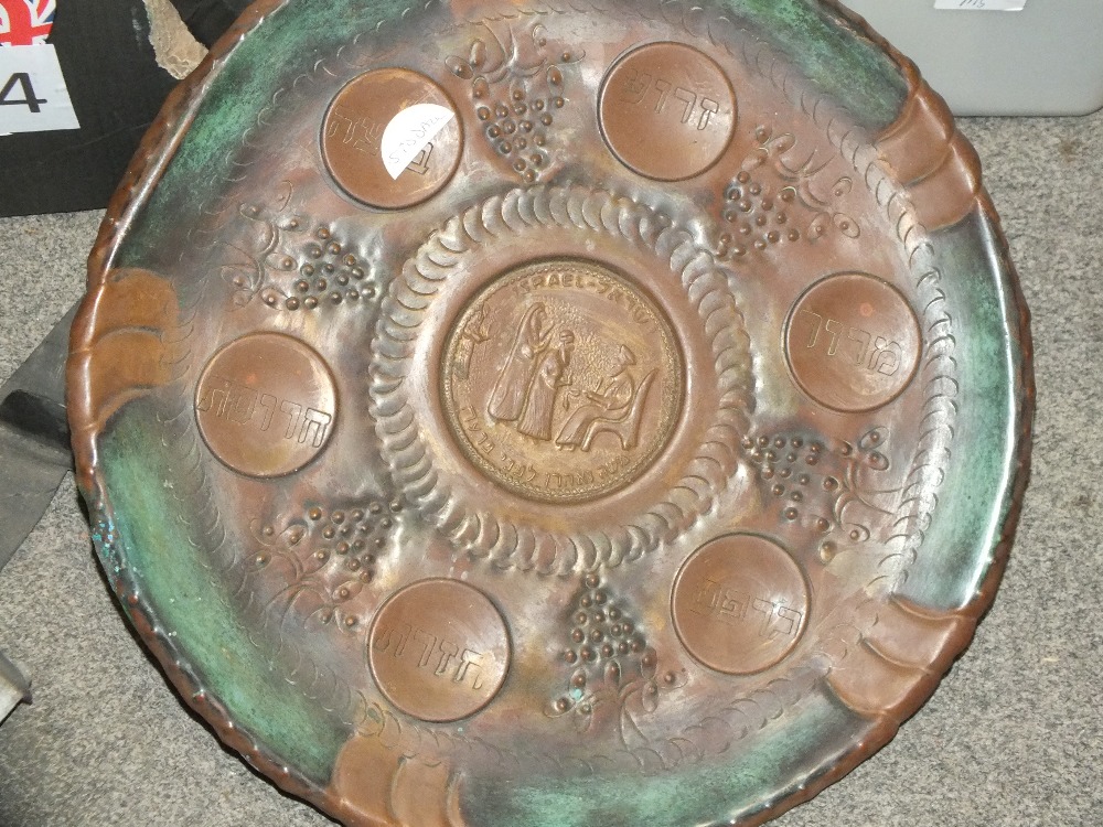 A TRAY OF COLLECTABLES TO INCLUDE A NAPOLEON HAT MANTLE CLOCK, PEWTER TEA SERVICE ETC - Image 3 of 4