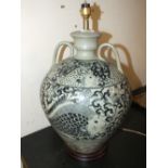 A LARGE ORIENTAL STYLE BLUE AND WHITE CERAMIC TWIN HANDLED TABLE LAMP - H 52 CM