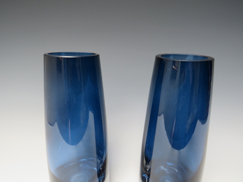 A PAIR OF FINNISH BLUE AND CLEAR BLOWN BUBBLE BASE STUDIO GLASS VASES, of tapered cylindrical - Image 4 of 5