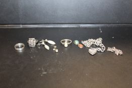 A QUANTITY OF SILVER JEWELLERY