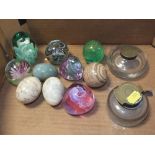 A COLLECTION OF STUDIO GLASS PAPERWEIGHTS TO INCLUDE A CAITHNESS EXAMPLE, POLISHED STONE EGGS AND