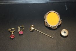 A BAG OF YELLOW METAL JEWELLERY TO INCLUDE A GEM SET STAFFORDSHIRE KNOT STICK PIN, MOURNING BROOCH
