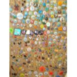 A LARGE PINBOARD HOLDING A LARGE QUANTITY OF PIN BADGES TO INCLUDE ENAMEL EXAMPLES TOGETHER WITH A