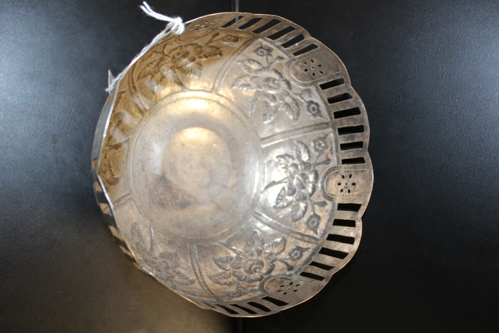 A WHITE METAL PEDESTAL BOWL WITH PIERCED GALLERY - H 13 CM - Image 3 of 4