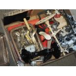 A BOX OF MOSTLY METALWARE TO INCLUDE A QUANTITY OF FLATWARE, MUSIC STAND, CANDLE STICK ETC