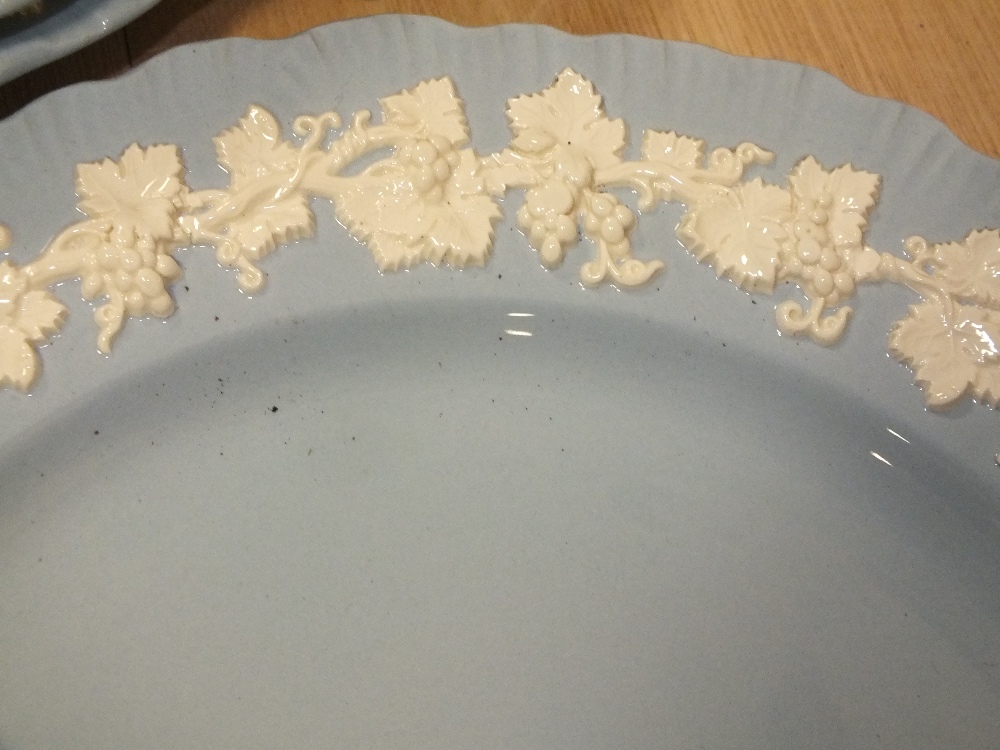 A SET OF SIX WEDGWOOD QUEENSWARE DINING PLATES - Image 2 of 3