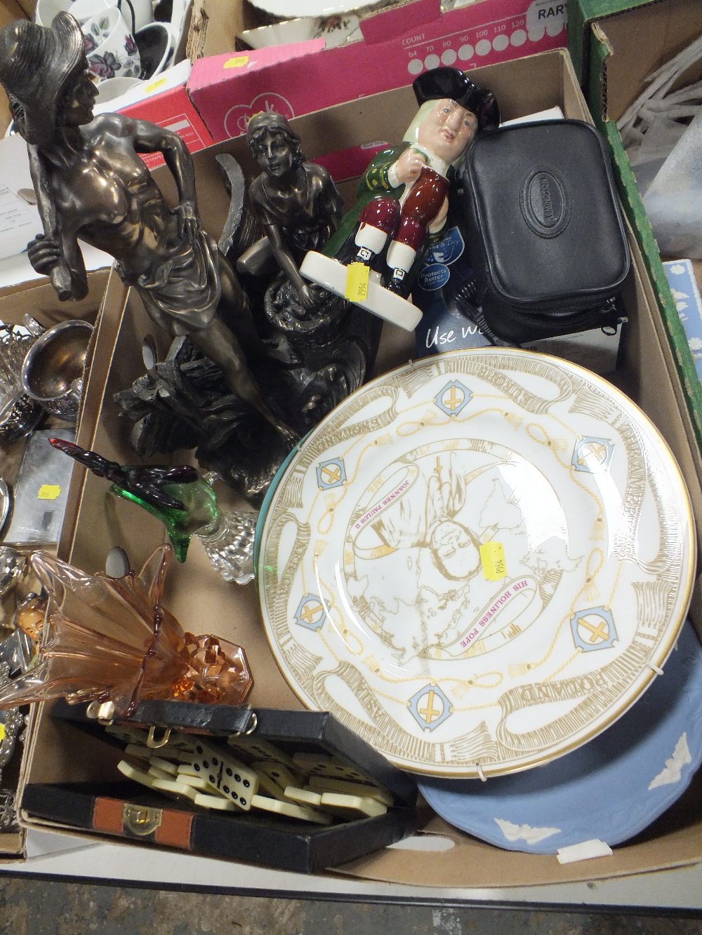 A TRAY OF CERAMICS AND COLLECTABLES TO INCLUDE A RESIN BRONZE EFFECT FIGURE GROUP, MURANO STYLE