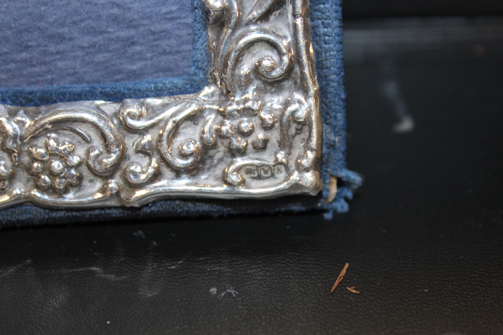 A HALLMARKED SILVER PICTURE FRAME TOGETHER WITH TWO SILVER HANDLED MAGNIFYING GLASSES - Image 2 of 4