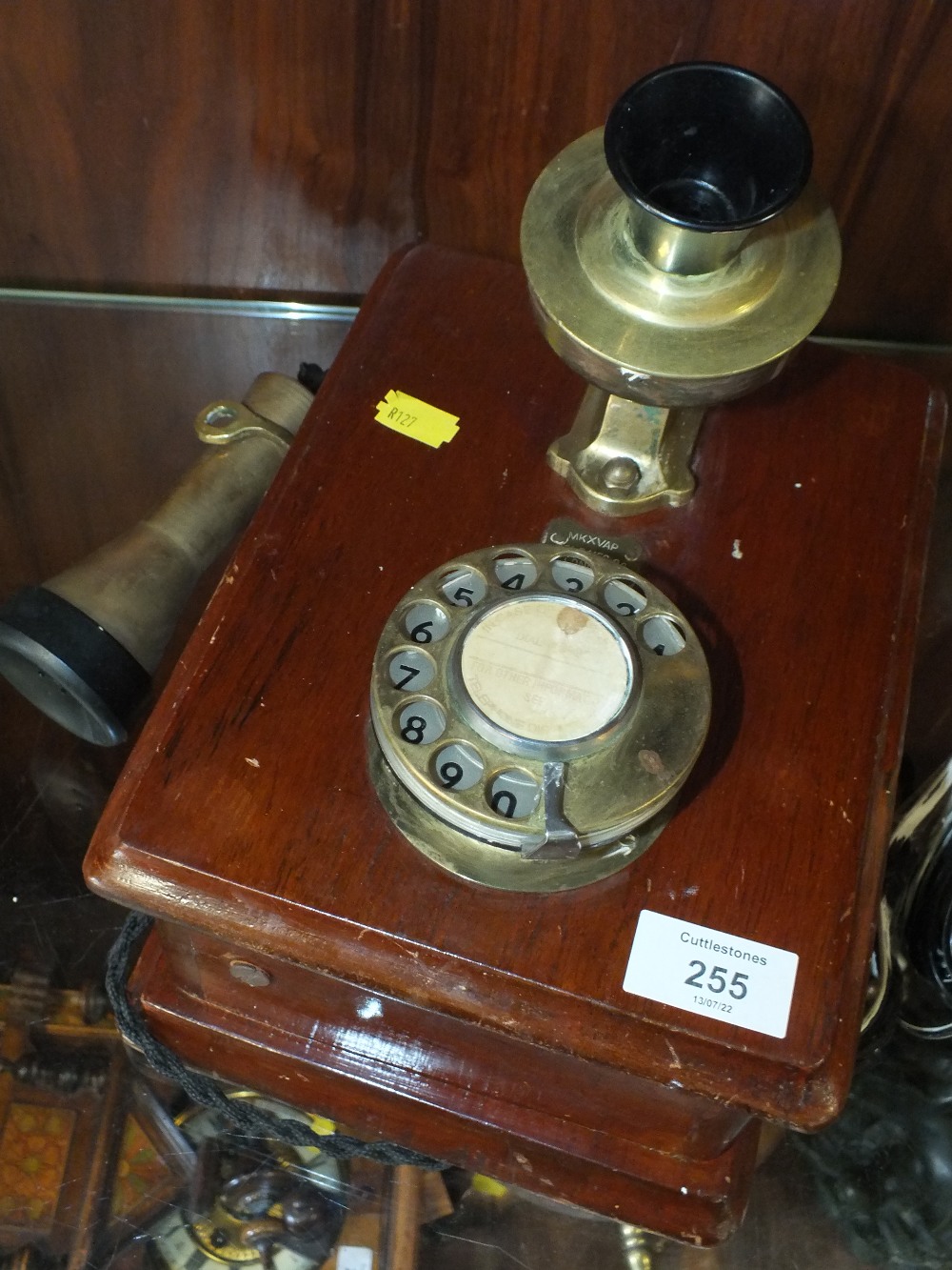 A VINTAGE MAHOGANY AND BRASS WALL HANGING TELEPHONE MARKED MKXVAP TELE MFG CO LONDON