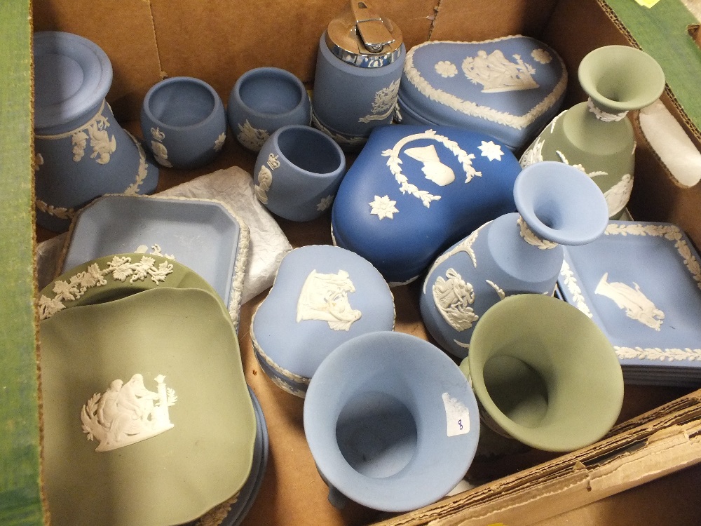 A SMALL TRAY OF ASSORTED WEDGWOOD JASPERWARE TO INCLUDE A TABLE LIGHTER, VASES PIN DISHES ETC (25)