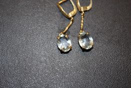 A PAIR OF YELLOW METAL DROPPER EARRINGS SET WITH BLUE TOPAZ STYLE STONES STAMPED 750 APPROX WEIGHT -