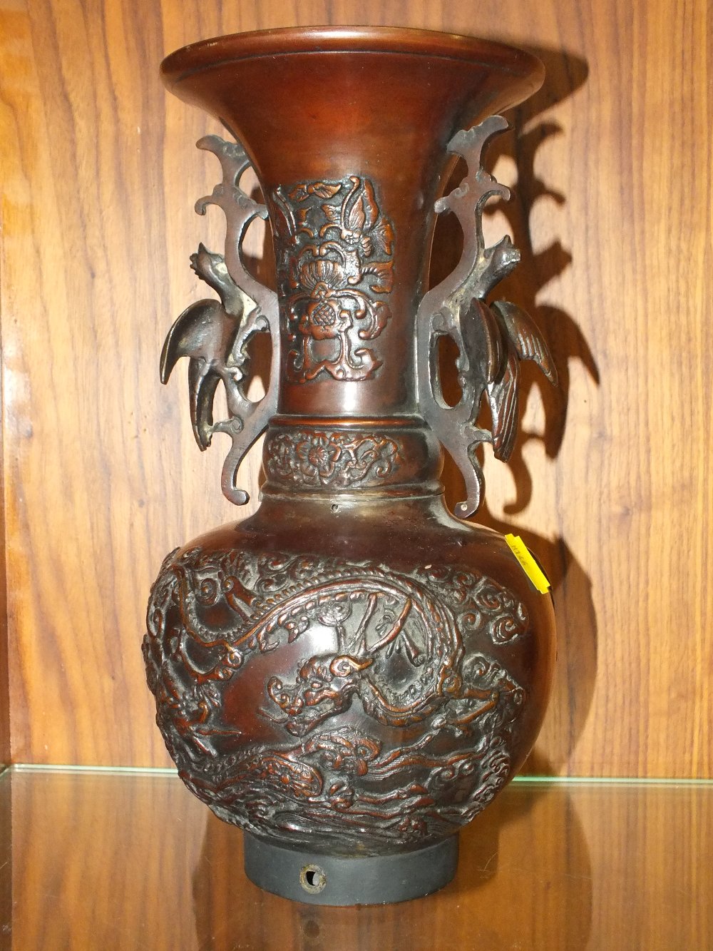 AN ORIENTAL BRONZE STYLE TWIN HANDLED VASE WITH CRANE AND DRAGON DETAIL H - 29.5CM - Image 2 of 2