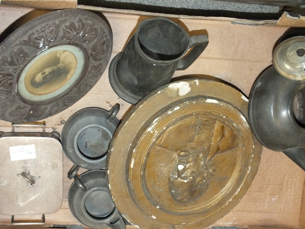 A TRAY OF COLLECTABLES TO INCLUDE A NAPOLEON HAT MANTLE CLOCK, PEWTER TEA SERVICE ETC - Image 2 of 4