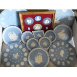 A TRAY OF WEDGWOOD JASPERWARE TO INCLUDE A FRAMED MULTI COLOUR PLAQUE DISPLAY, PIN DISHES ETC