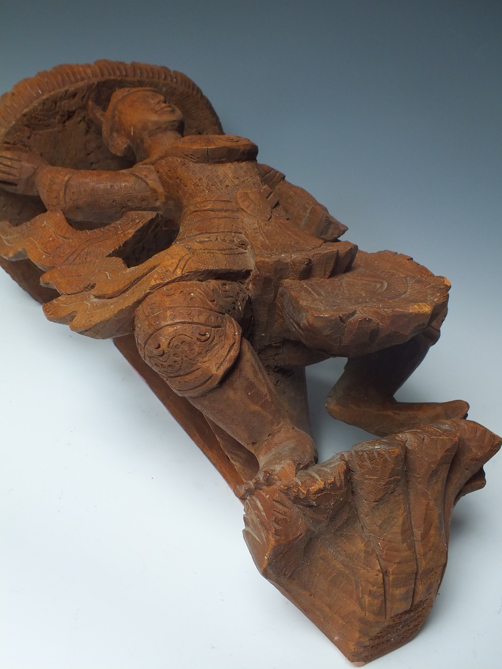AN INDONESIAN CARVED HARDWOOD FIGURAL WALL HANGING, the figure in traditional dress, H 41 cm - Image 4 of 4