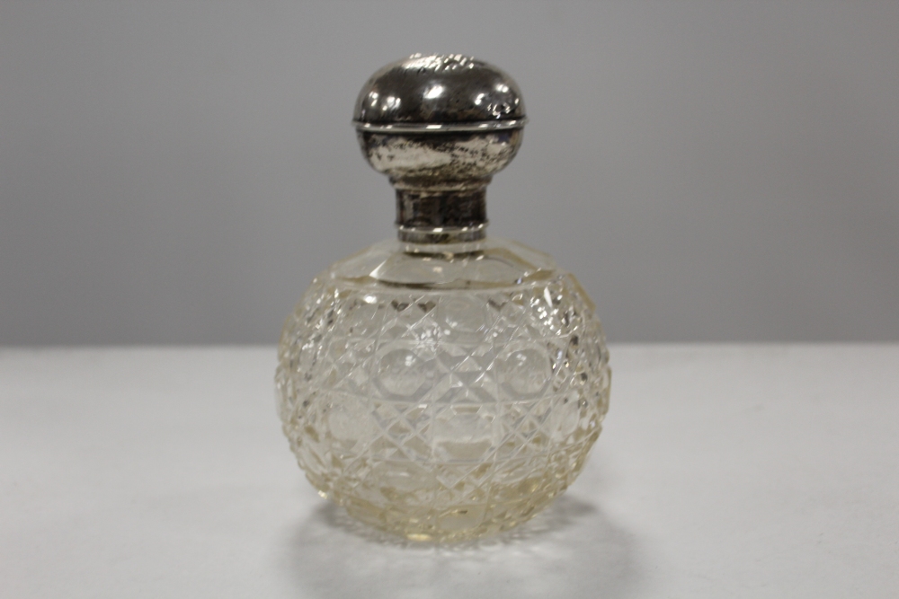 A LARGE HALLMARKED SILVER TOPPED SCENT BOTTLE - CHESTER 1910