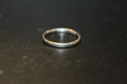 A PLATINUM WEDDING BAND STAMPED PLAT TO INTERIOR - APPROX WEIGHT 3.2G