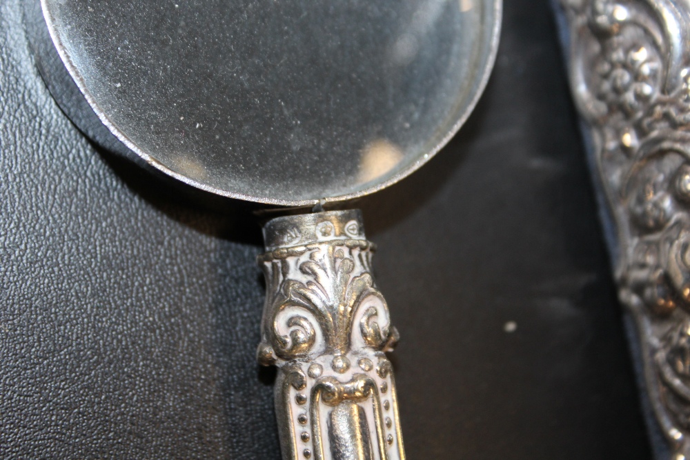 A HALLMARKED SILVER PICTURE FRAME TOGETHER WITH TWO SILVER HANDLED MAGNIFYING GLASSES - Image 3 of 4