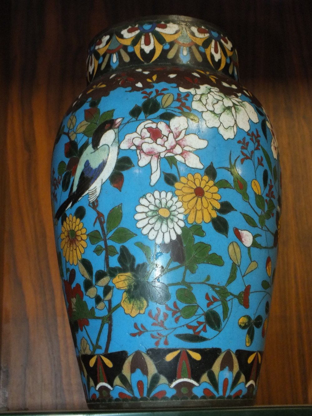 AN ORIENTAL CLOISONNE VASE WITH BIRD AND FLORAL DETAIL H - 25CM - Image 2 of 2